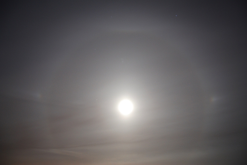 22° Ring, Nebenmonde, Oberer Berührungsbogen am Mond 01.03.2010